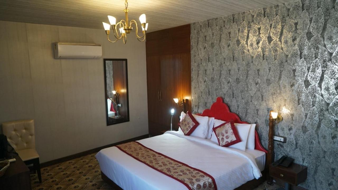 Hotel Sukh Mehal Джаландхар Екстериор снимка