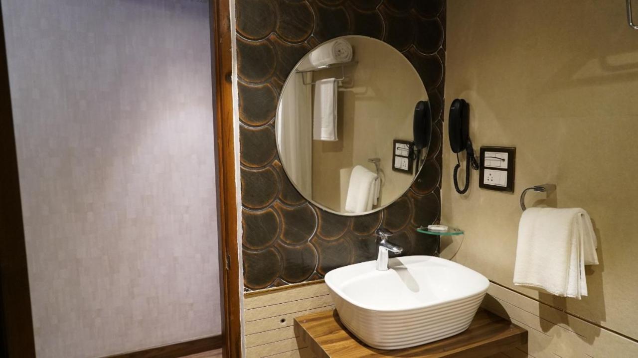 Hotel Sukh Mehal Джаландхар Екстериор снимка
