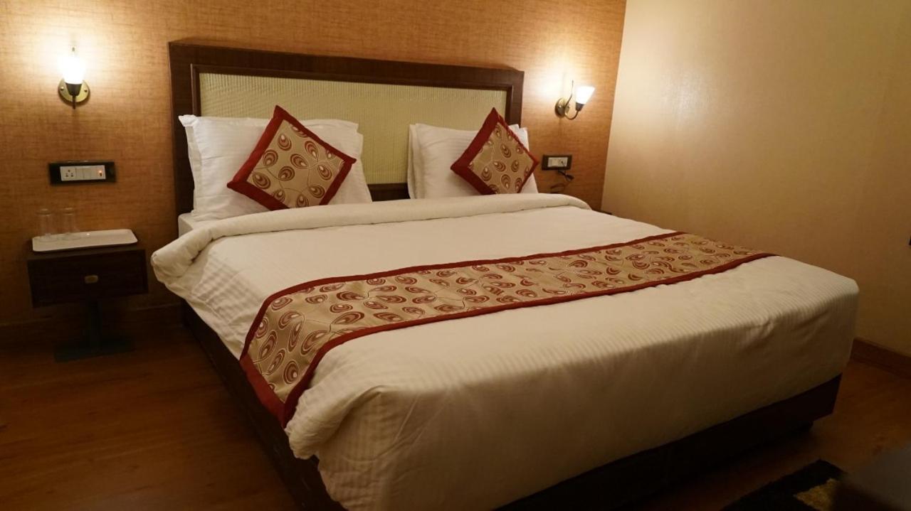 Hotel Sukh Mehal Джаландхар Екстериор снимка